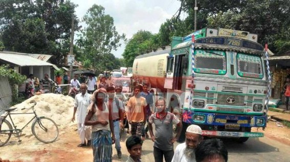 Power-cut since 4 days : locals block road Power-cut since 4 days : locals block road